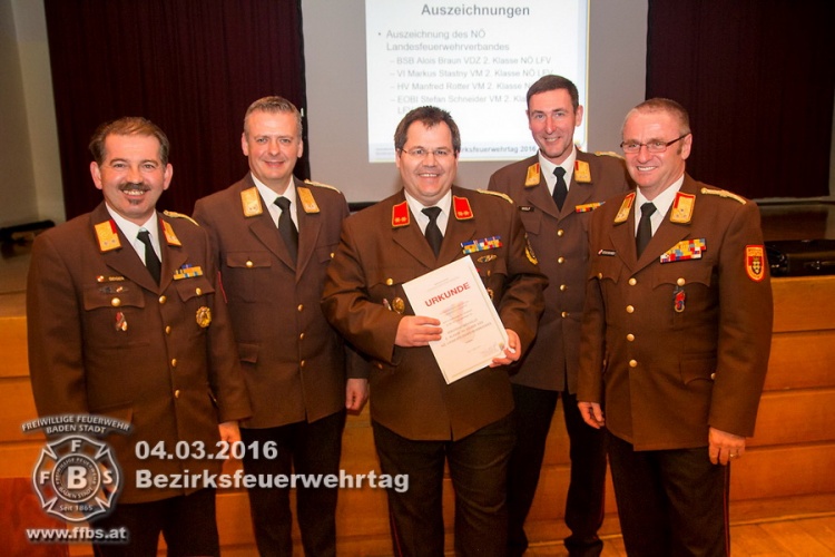 Auszeichnung Bezirkssachbearbeiter für Öffentlichkeitsarbeit & Dokumentation EOBI Stefan Schnedier - vlnr.: Martin Geiger, Landesbranddirektor Landesfeuerwehrkommandant Dietmar Farafellner MSc, EOBI Stefan Schneider, Alexander Wolf, LFR Bezirksfeuerkdt Anton Kerschbaumer