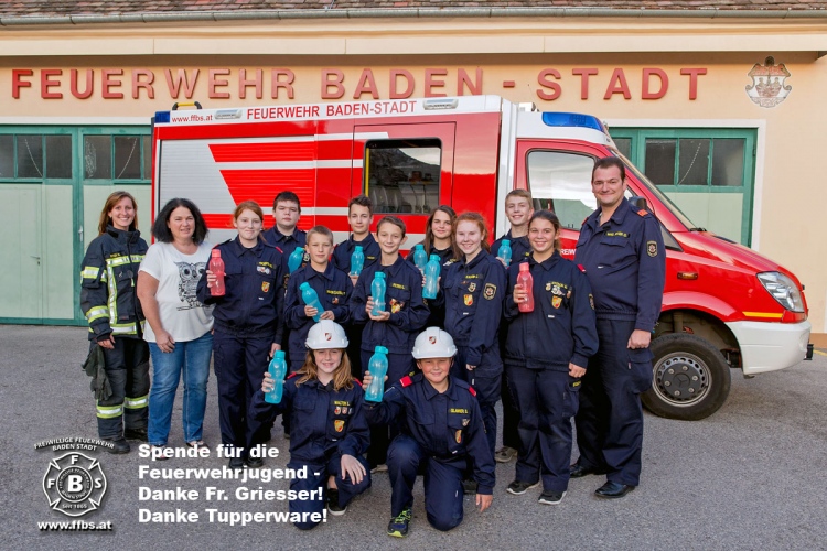 Firma Tupperware spendet Trinkflaschen für die Feuerwehrjugend der FF Baden-Stadt