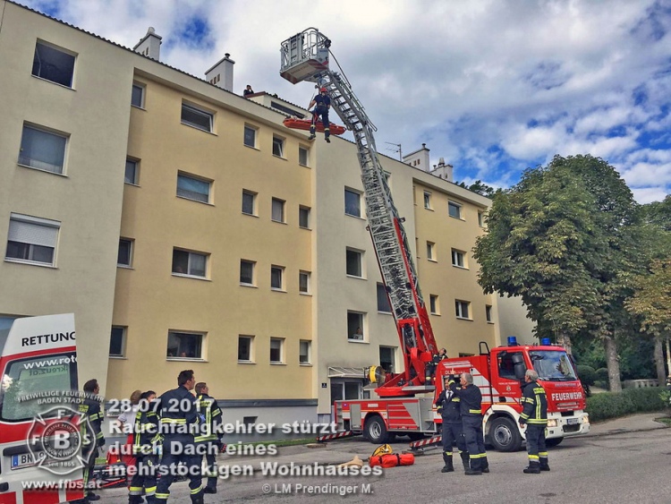 2017_07_08 - Personenrettung - Rauchfangkehrer stürzte durch Dach_001