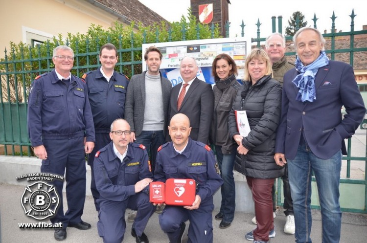 2017_10_28 - Danke an die Sponsoren für einen neuen Schaukasten und einen Defibrillator - Freiw. Feuerwehr Baden-Stadt - www.ffbs.at