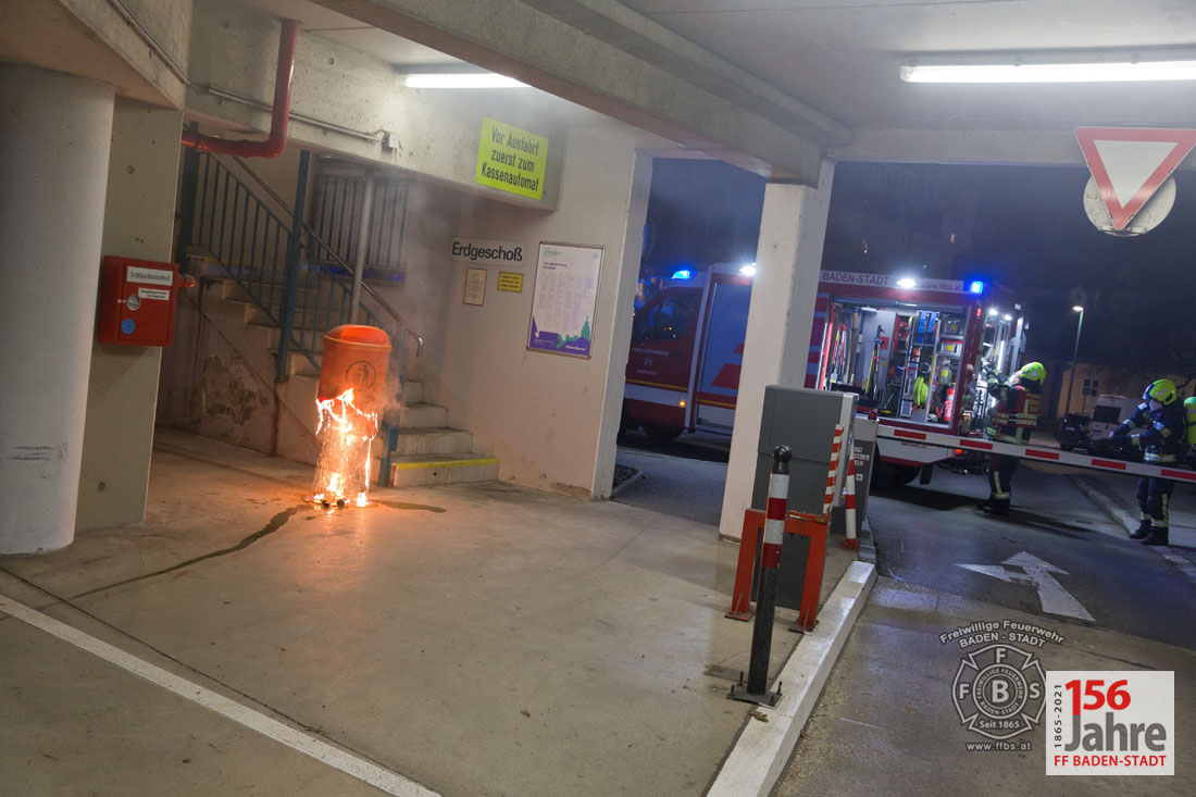 20210303 Müllbehälterbrand Parkdeck Römertherme und Pergerstraße in Baden