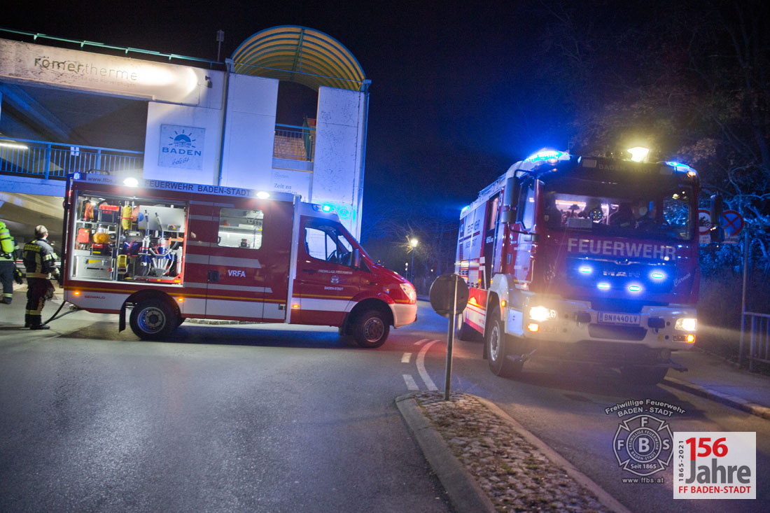 20210303 Müllbehälterbrand Parkdeck Römertherme und Pergerstraße in Baden