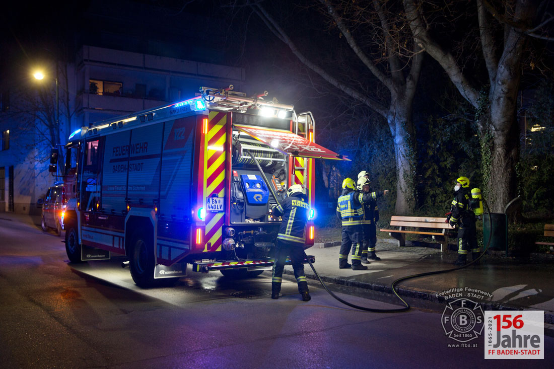 20210303 Müllbehälterbrand Parkdeck Römertherme und Pergerstraße in Baden