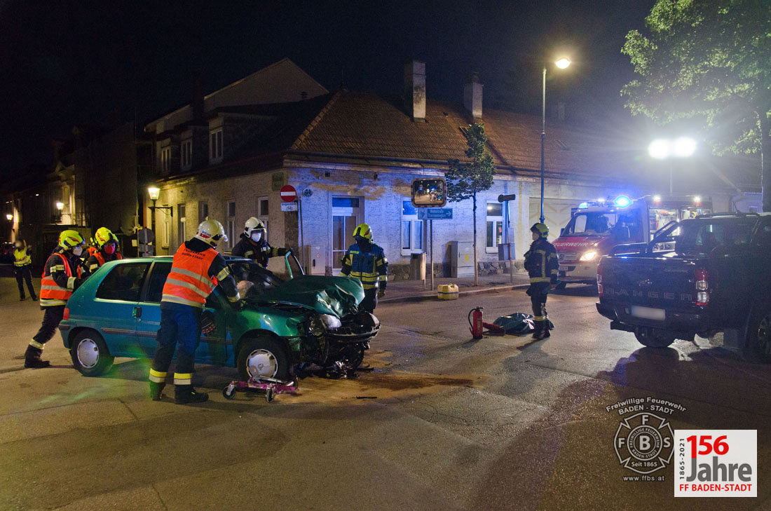 20210516 Verkehrsunfall in Baden Kaiser Franz Ring