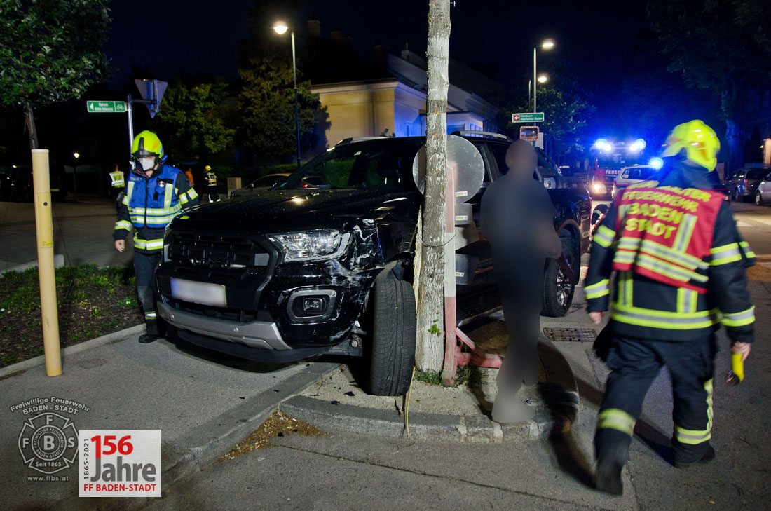 20210516 Verkehrsunfall in Baden Kaiser Franz Ring