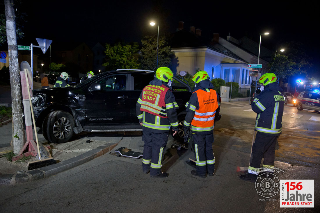 20210516 Verkehrsunfall in Baden Kaiser Franz Ring