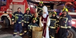 20221206 Nikolaus reist mit Feuerwehr-Drehleiter an in Baden