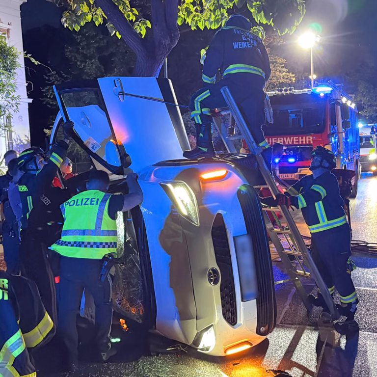 Verletzte Person aus PKW gerettet